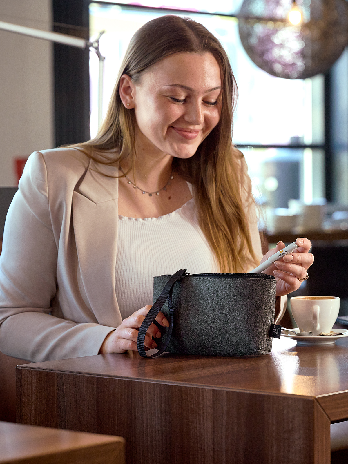 Reissverschluss-Tasche ModernClassic anthrazit von Model gehalten auf einem Tisch