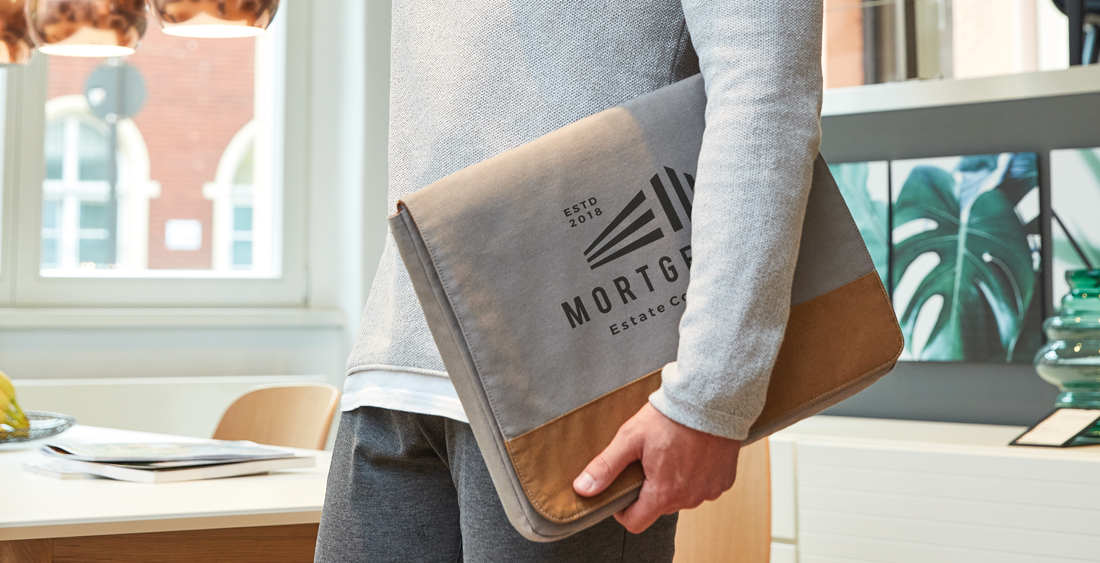 Laptoptaschen bedrucken präsentiert als HÜLLE LIFE