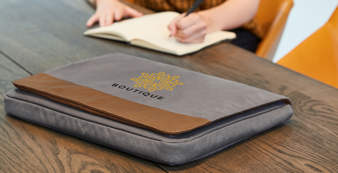 HALFAR® Hülle LIFE mit Logo bedruckt auf Konferenztisch