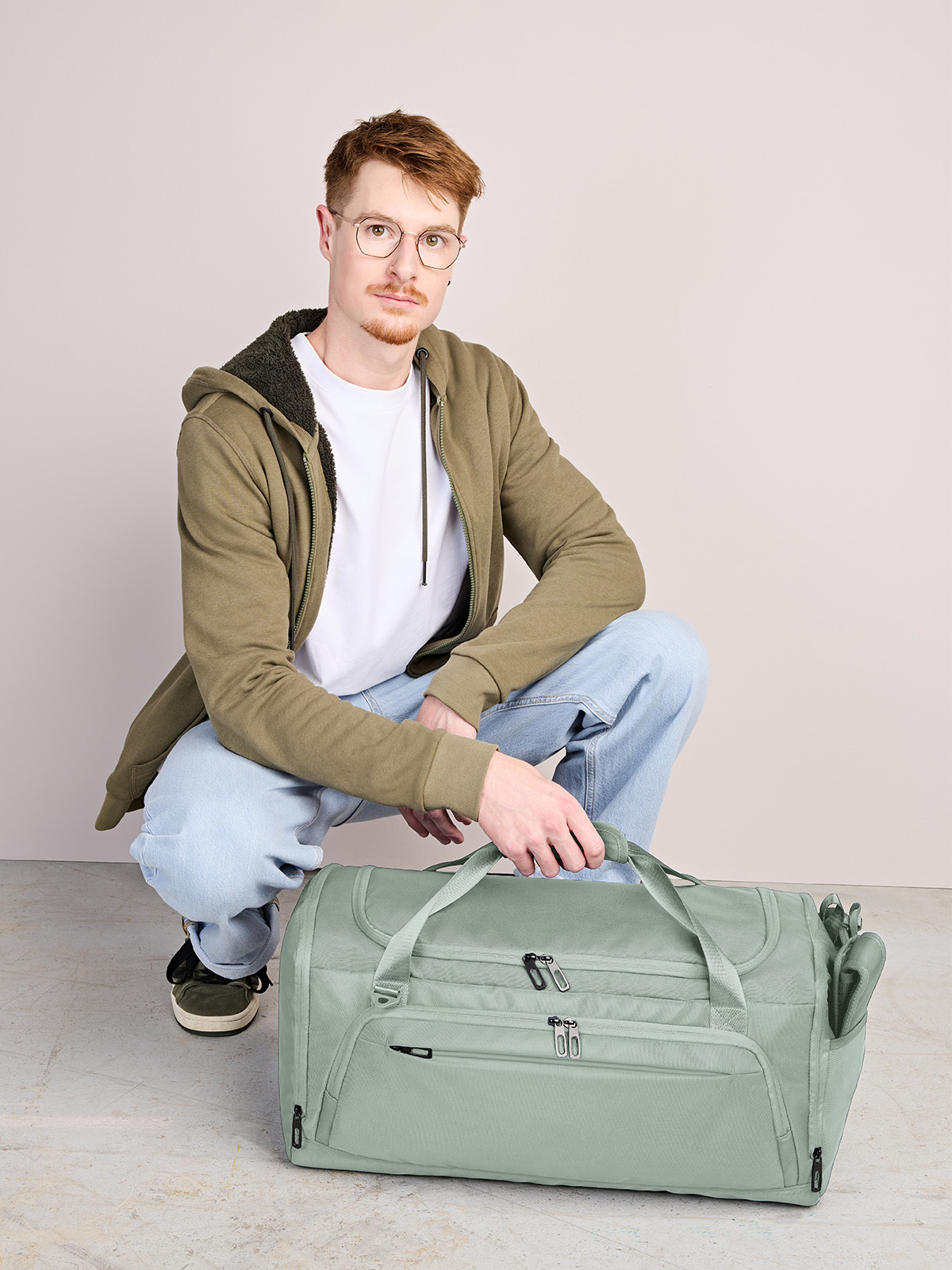 Sport-/Reisetasche SOLID gruengrau mit Model
