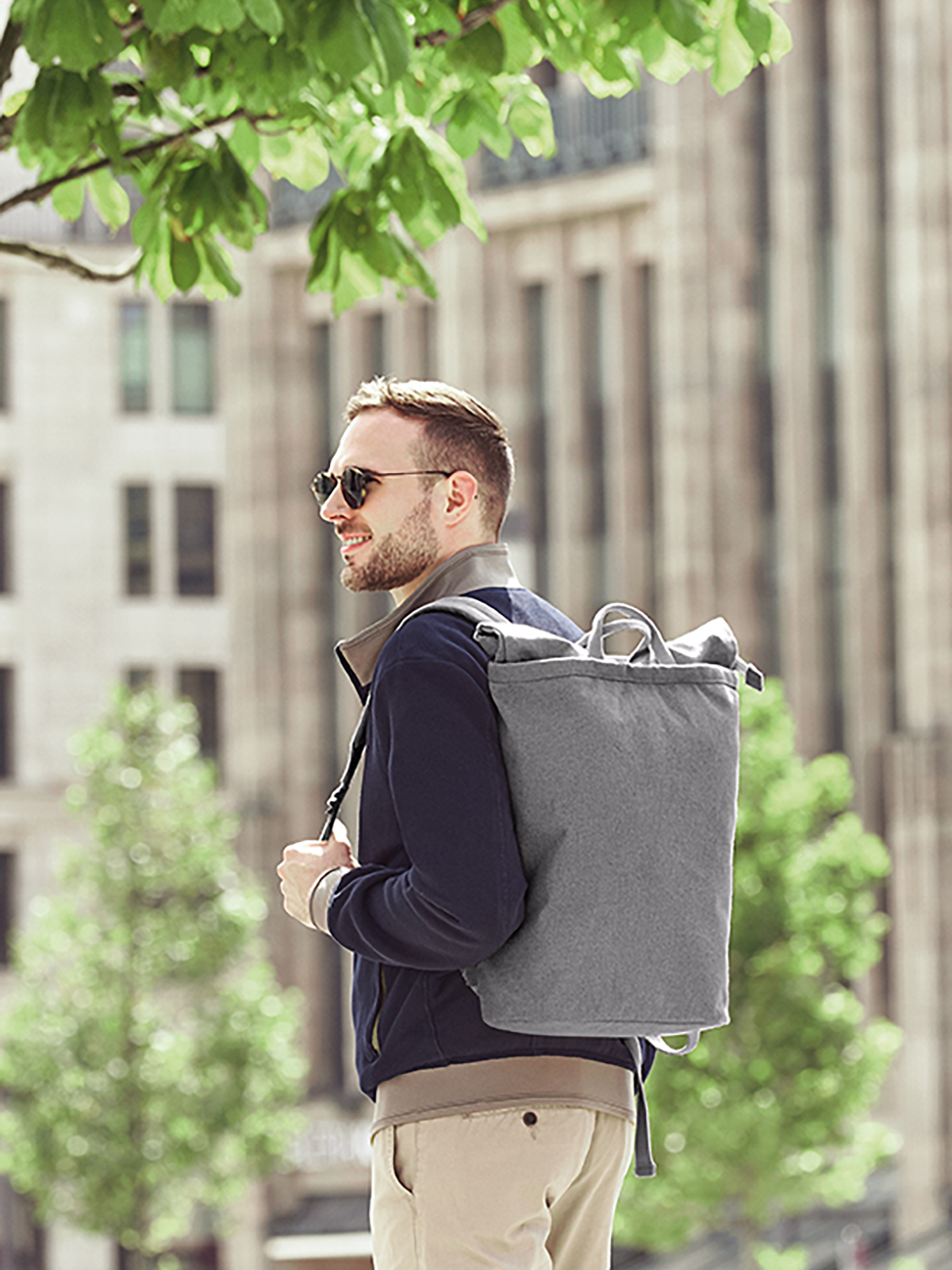 Rucksack LOOM grau mit Model