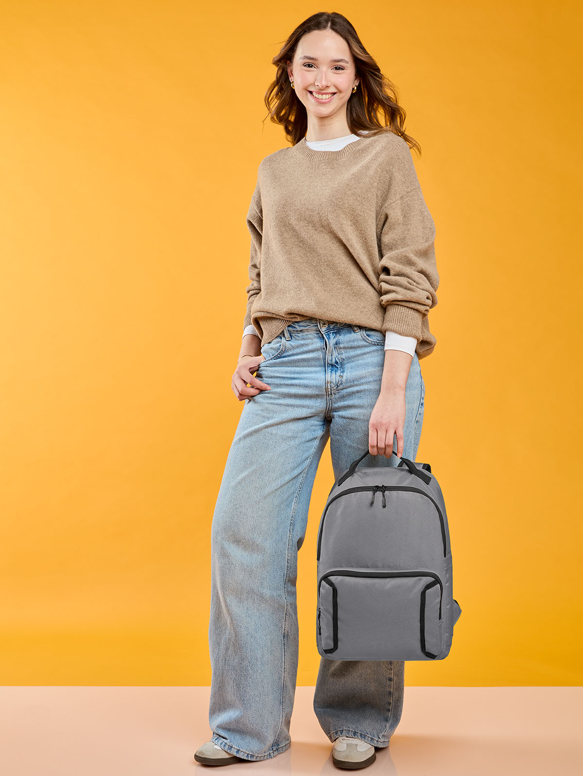 Daypack LOOP mittelgrau mit Model
