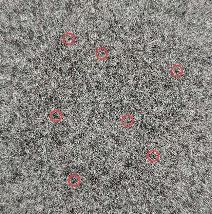 Polyesterfilz in Nahaufnahme mit markierten Fasern und dichter Materialstruktur