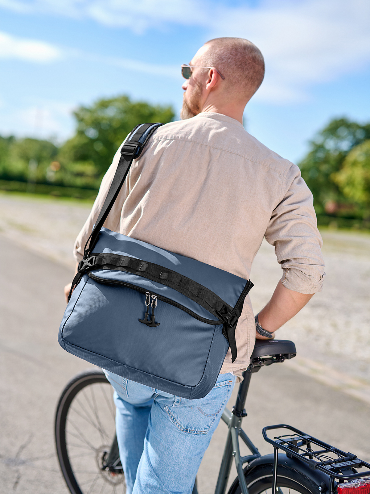 Notebook-Tasche ACTIVE taubenblau mit Model