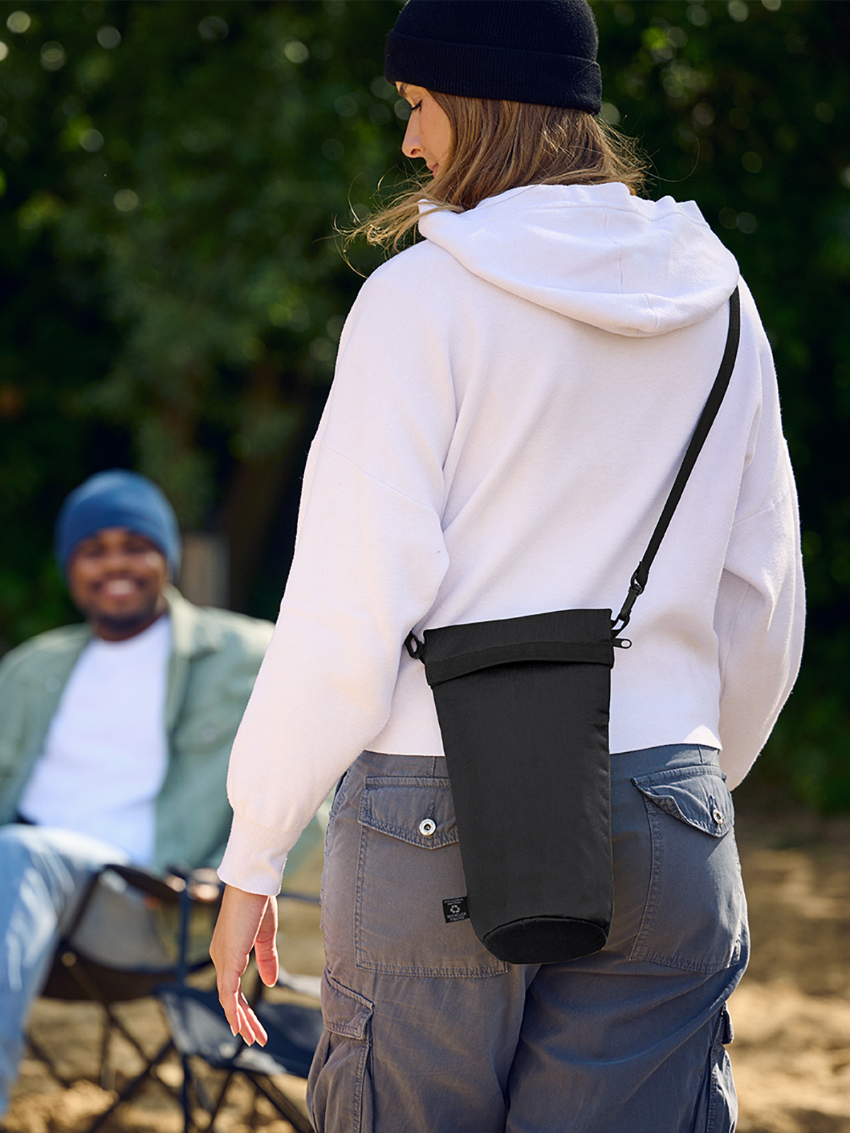 thermo bag BOTTLE black featuring a model