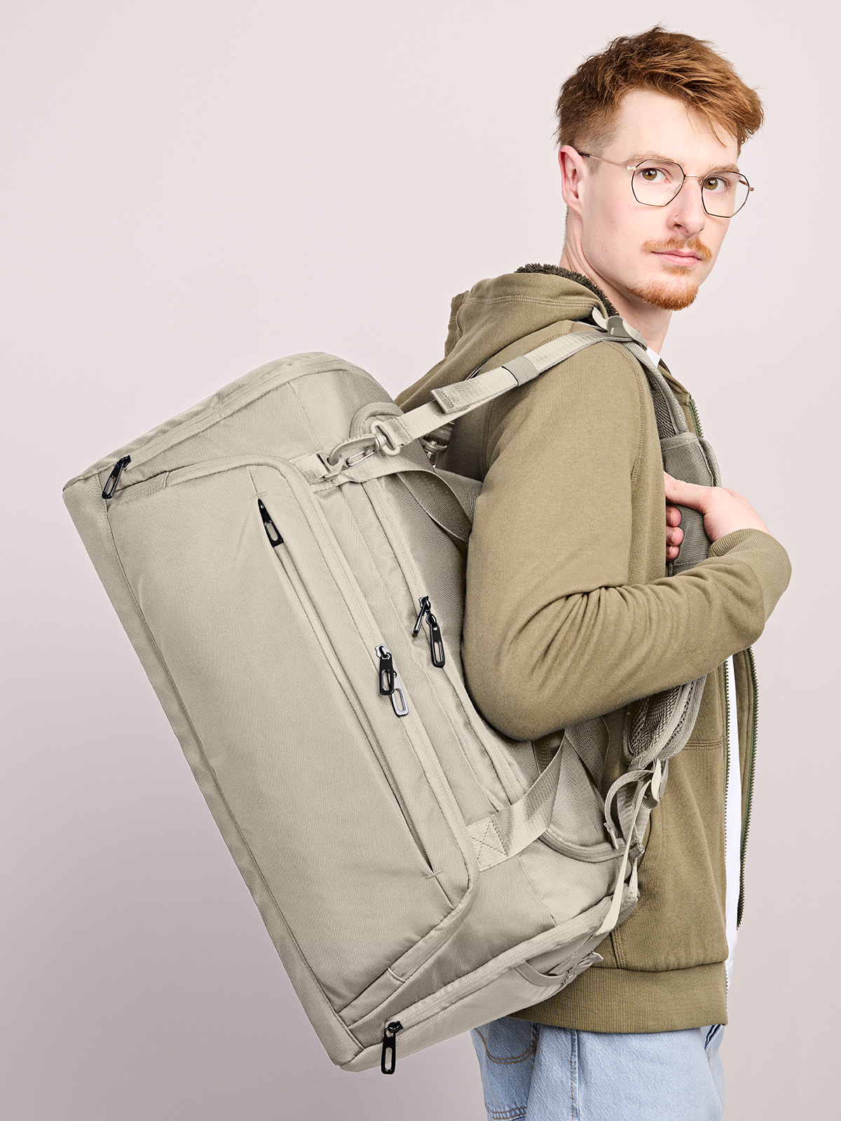 sport/travel bag SOLID beige featuring a model