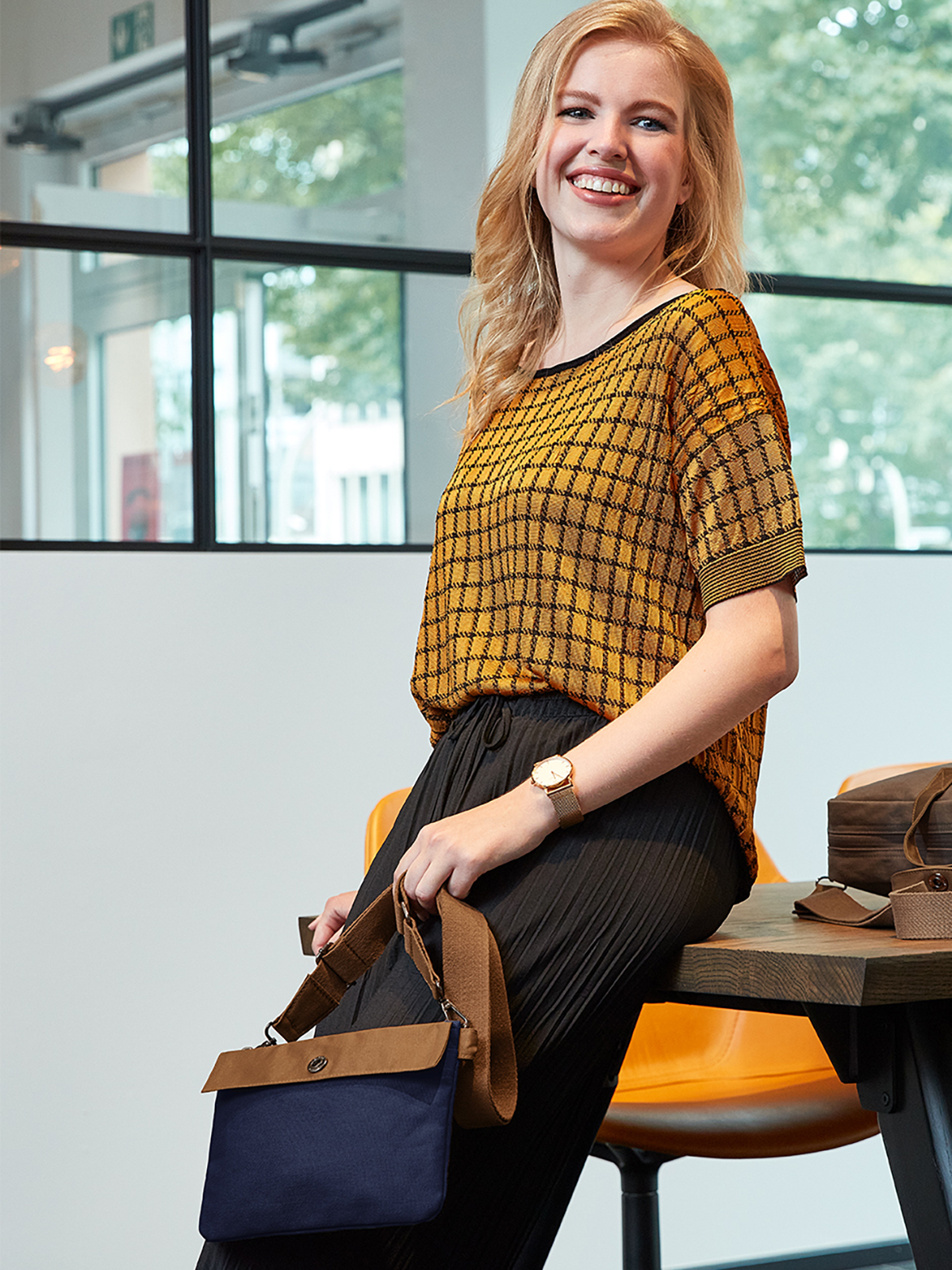 Reissverschluss-Tasche LIFE marine-braun mit Model