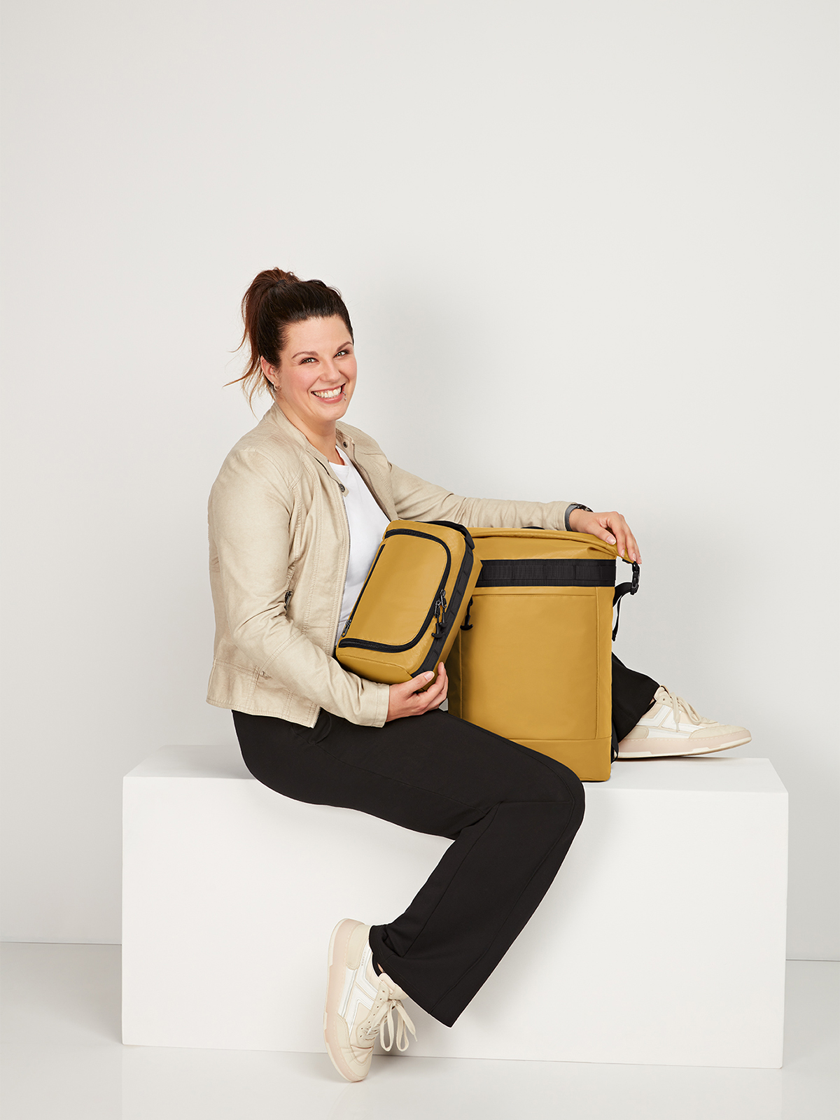 Notebook-Rucksack und Kulturtasche ACTIVE senfgelb von Model gehalten