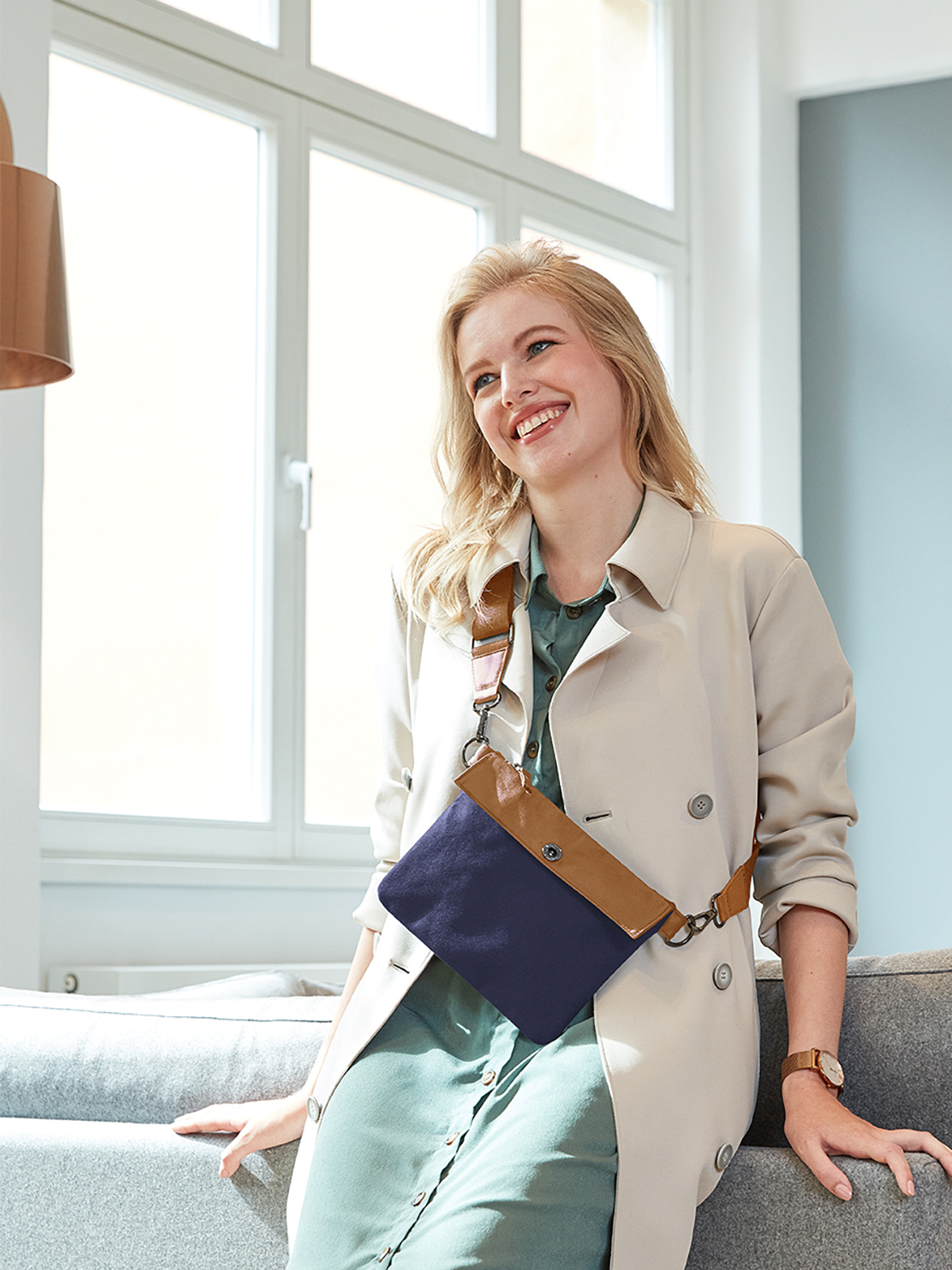 Reissverschluss-Tasche LIFE marine-braun mit Model