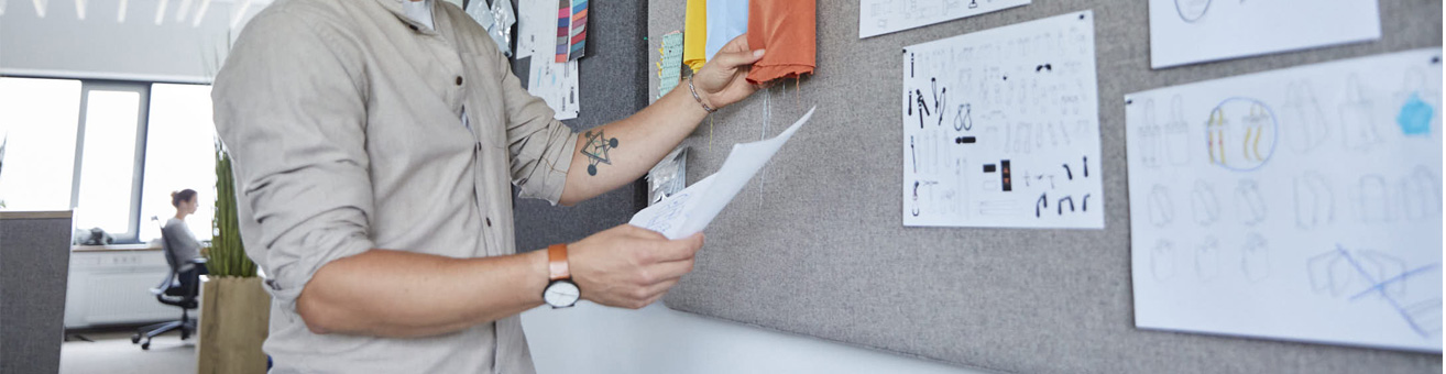 HALFAR® Designer mit Skizze einer Tasche und Farbmustern