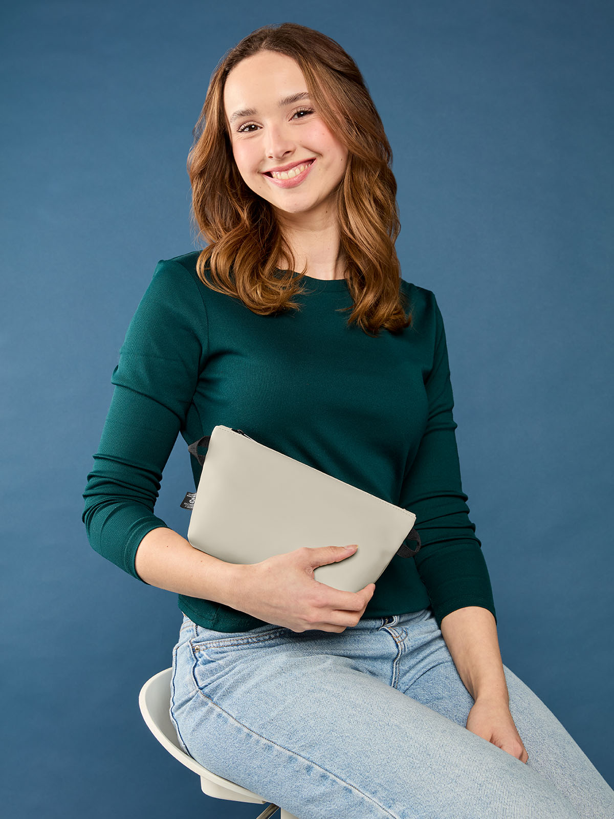 zipper bag PURE in beige, shown with model