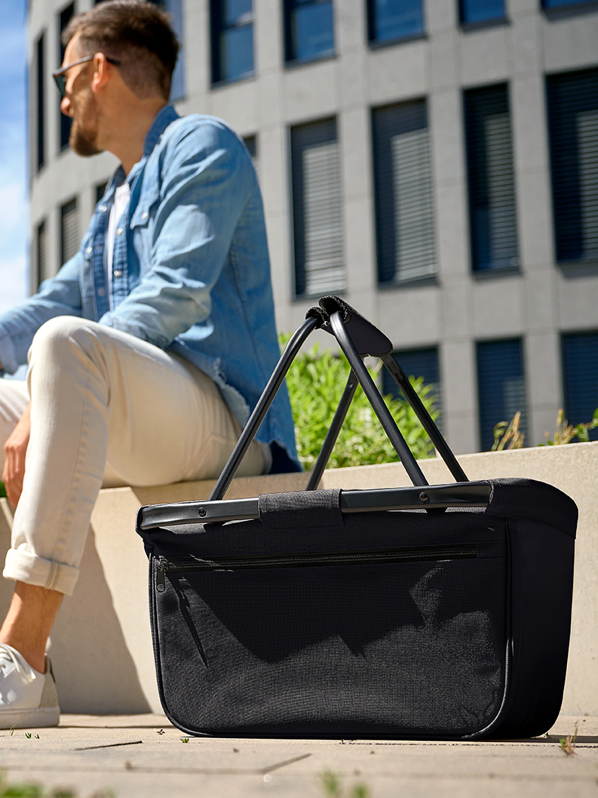 shopper BLACKBASKET black featuring a model