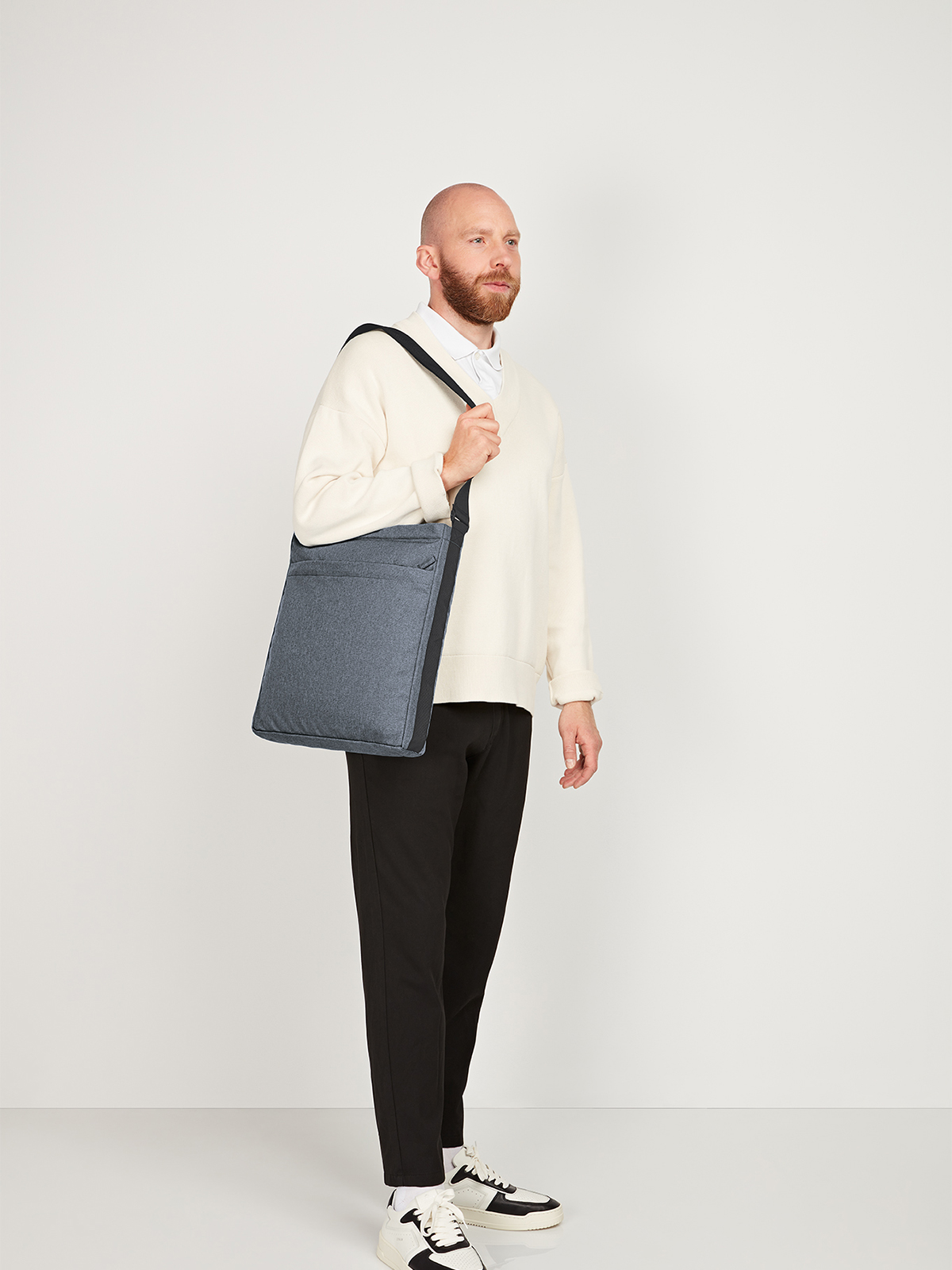 Umhaengetasche CIRCLE blau-grau-meliert mit Model