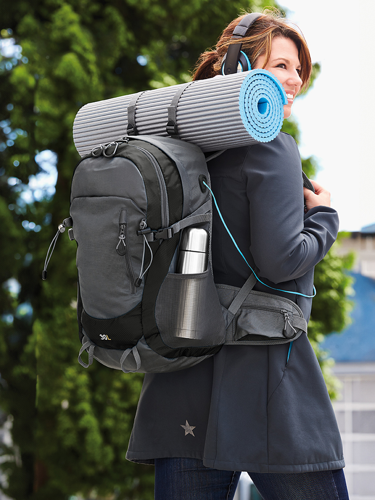 Rucksack TRAIL schwarz mit Model