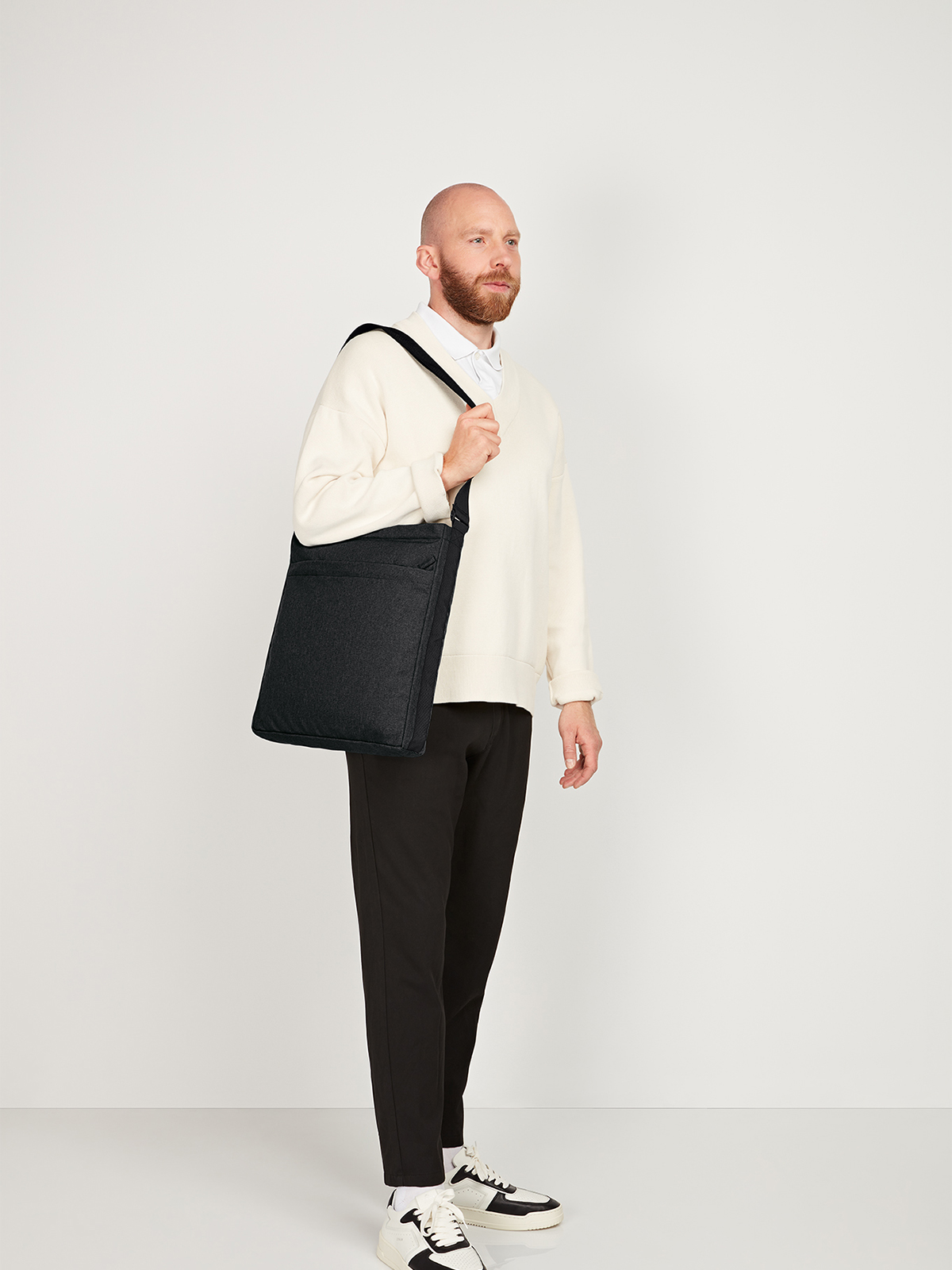 Umhaengetasche CIRCLE schwarz-meliert mit Model