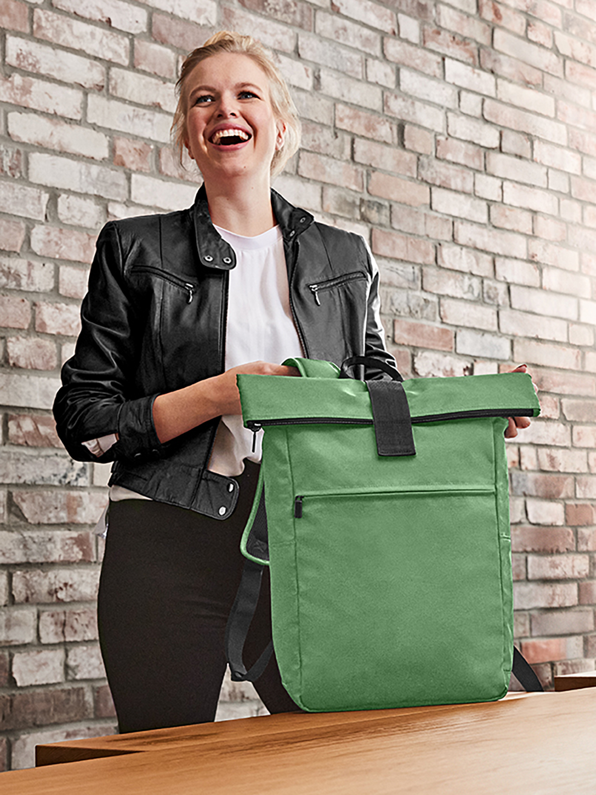 laptop backpack DAILY green featuring a model