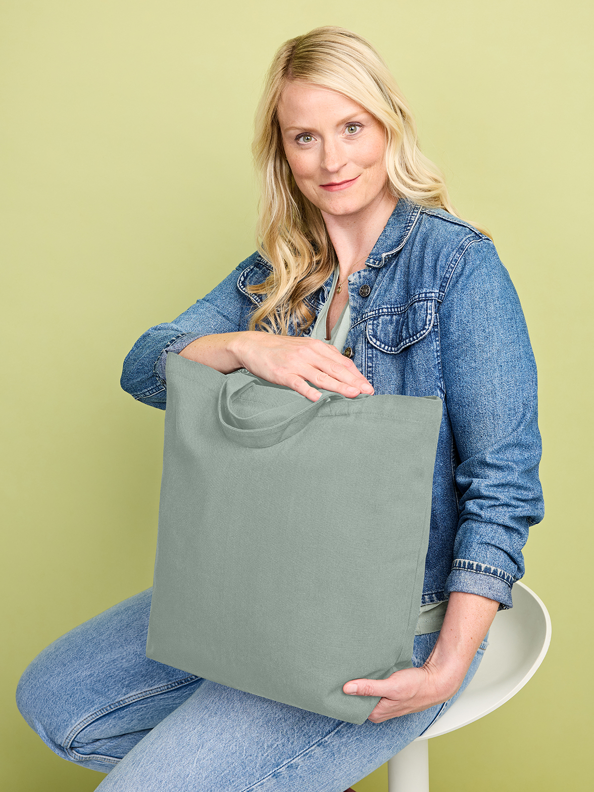 casual shopper ORGANIC green-grey featuring a model