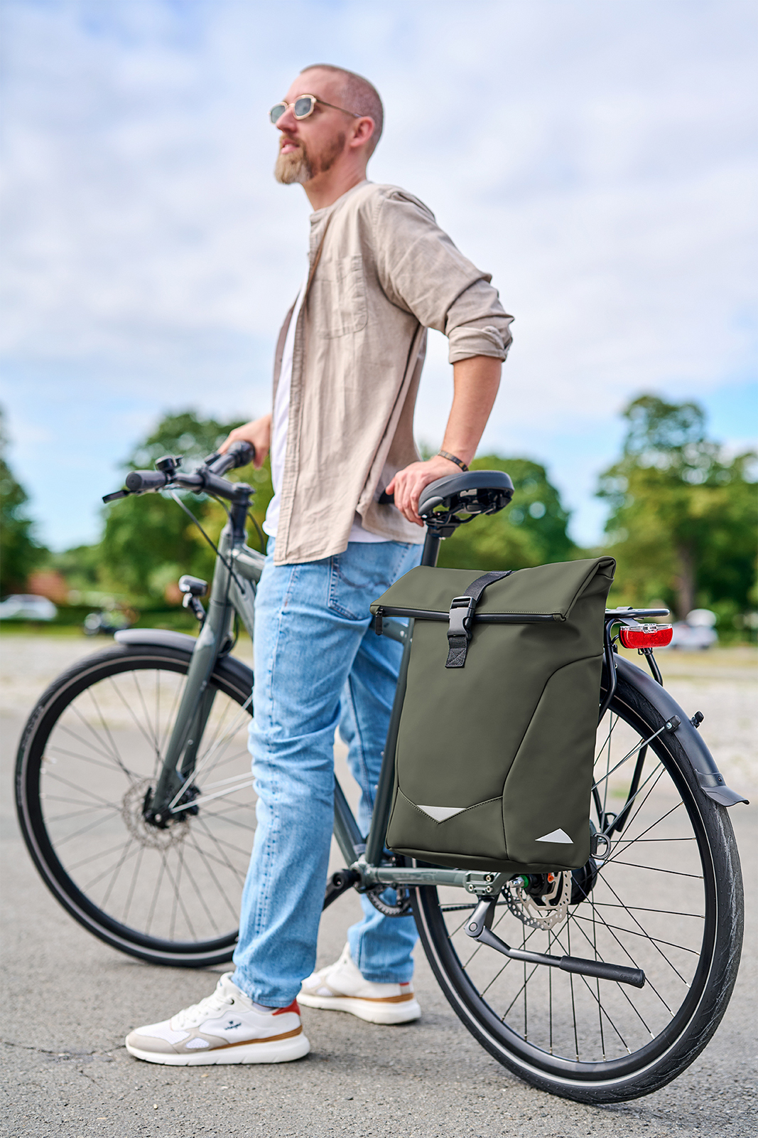 Fahrradrucksack ORBIT oliv mit Model